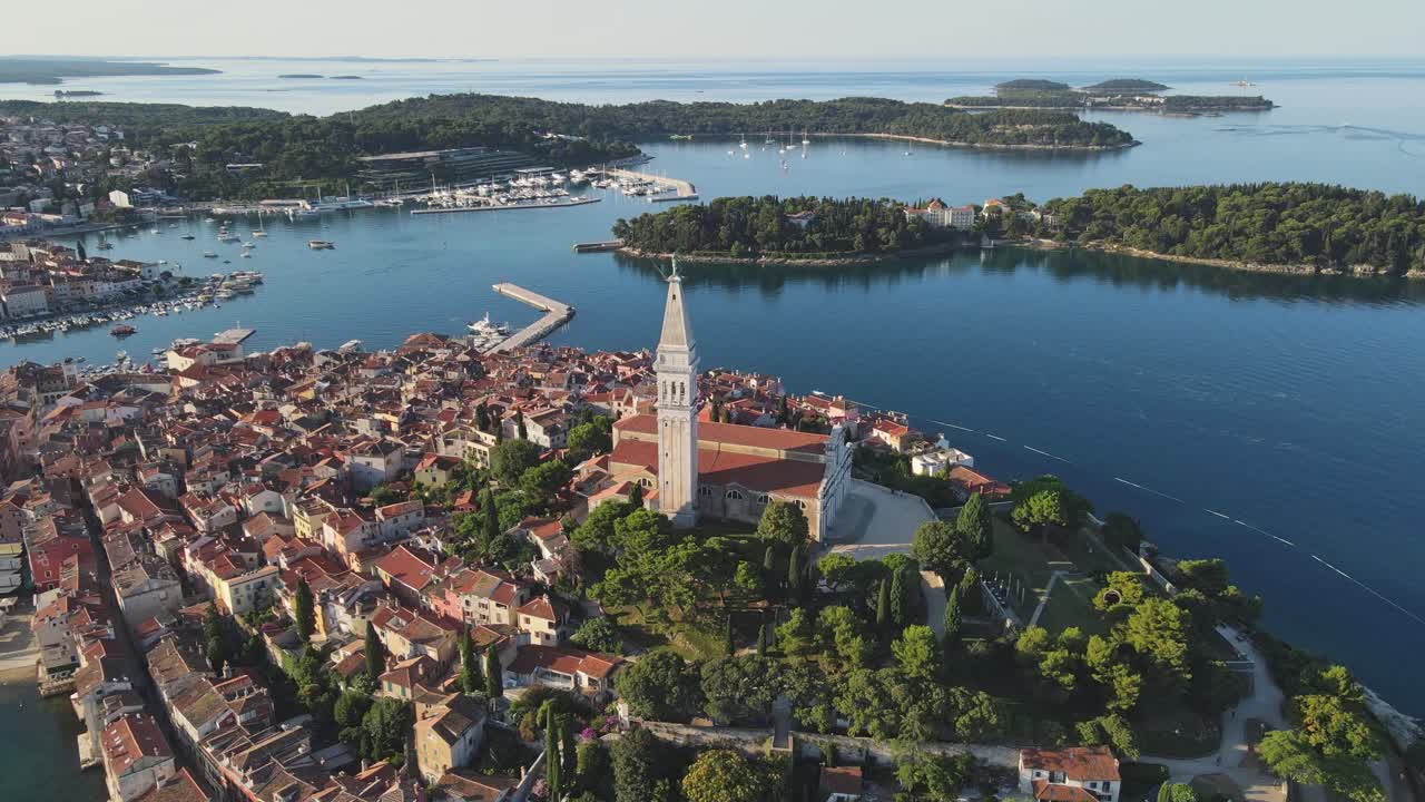 vista aérea de 4k de la ciudad vieja de rovinj, croacia con avión no tripulado