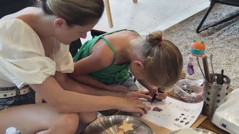 madre e hija decorando galletas de halloween