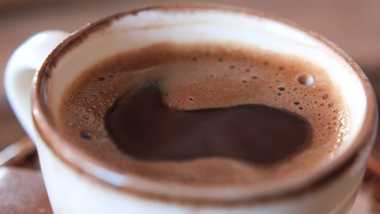 primer plano de una taza de café turco