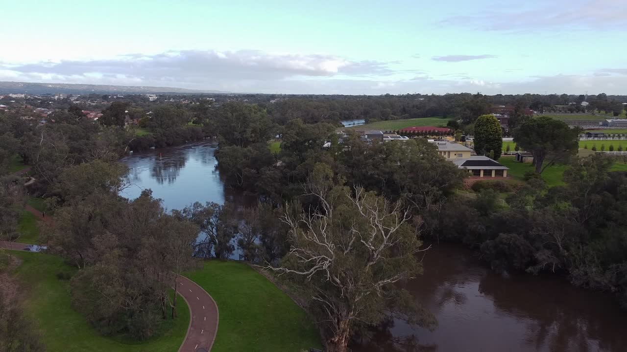 Vista aérea ascendente sobre el Valle del Swan en Perth con
