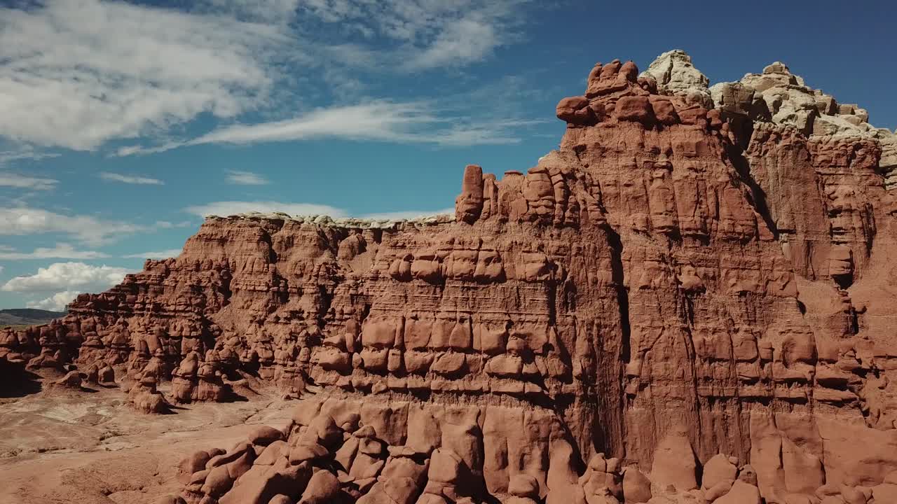Parco statale Goblin Valley Utah USA, Veduta aerea con drone di rocce e scogliere naturali di arenaria a forma di fungo