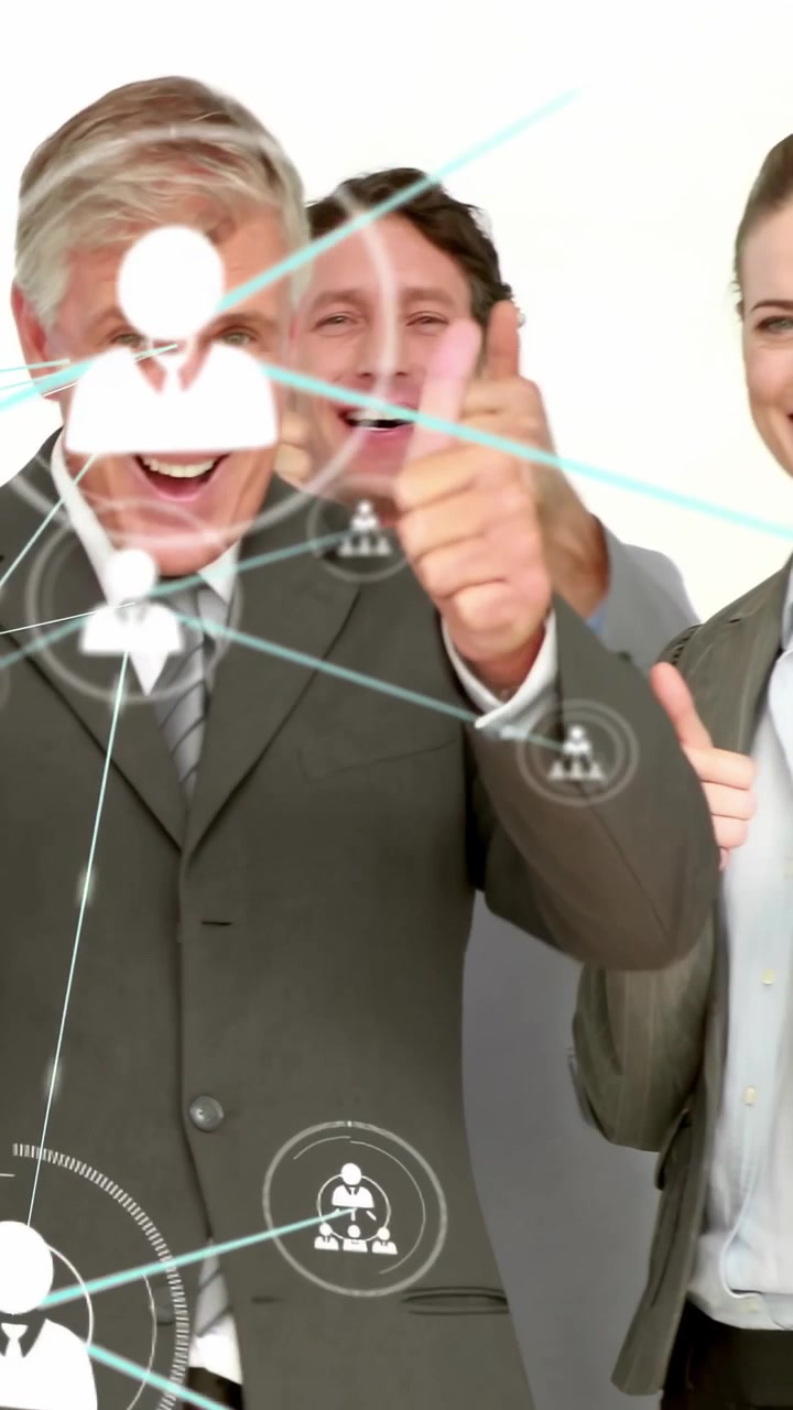 Vídeo vertical: Plano se ampliando de equipe de negócios fazendo sinal de positivo em fundo branco, com rede sobrepondo a promoção do grupo.