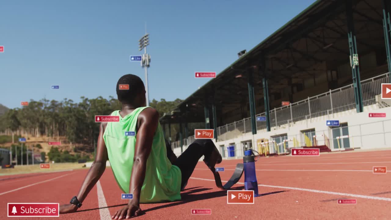 animación de barras de notificación sobre un atleta afroamericano cansado sentado en la pista de carreras