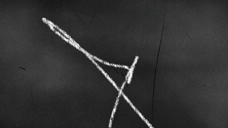 Scarabocchi astratti di gesso su sfondo scuro e texturizzato