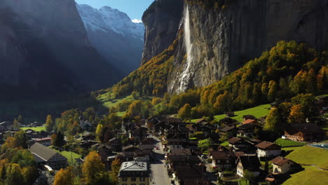 Filmación-Cinematográfica-Con-Drones-Inclinados-Hacia-Arriba-De-Un-Pueblo-En-Lauterbrunnen,-Suiza,-Con-La-Cascada-De-Staubbach-Al-Fondo