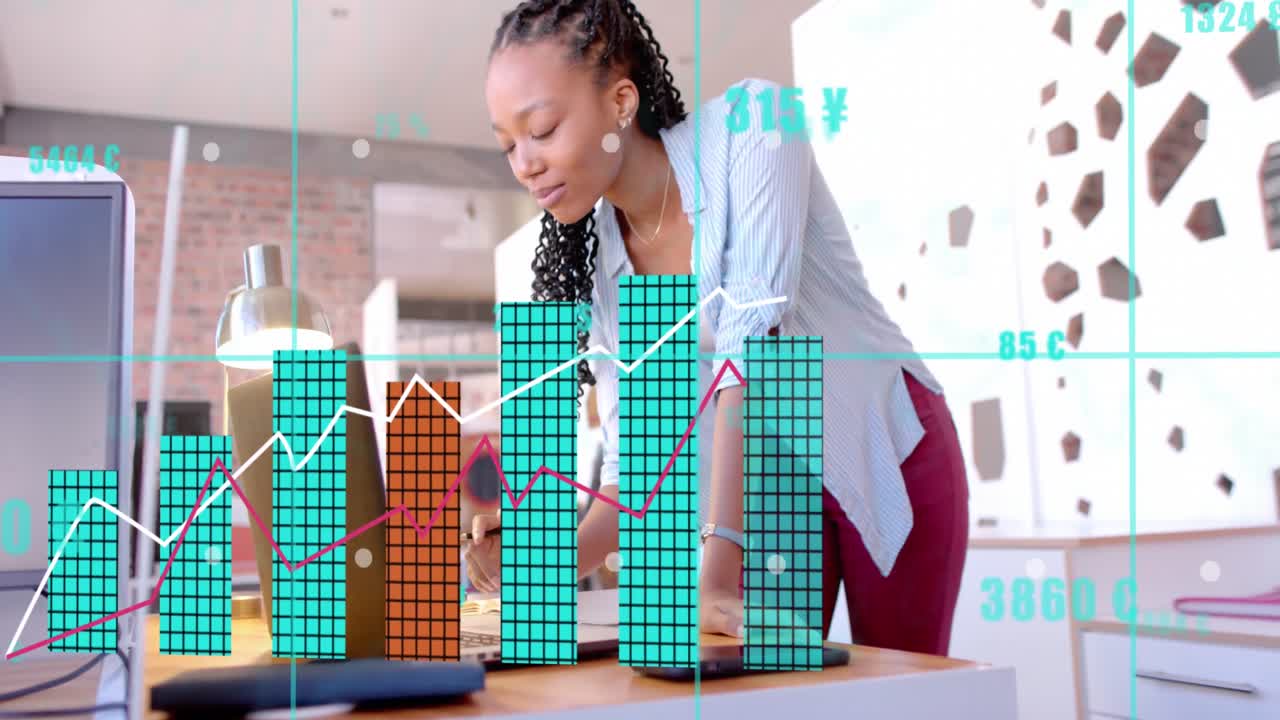 animación del procesamiento de datos sobre una mujer de negocios biracial que usa una computadora portátil en la oficina