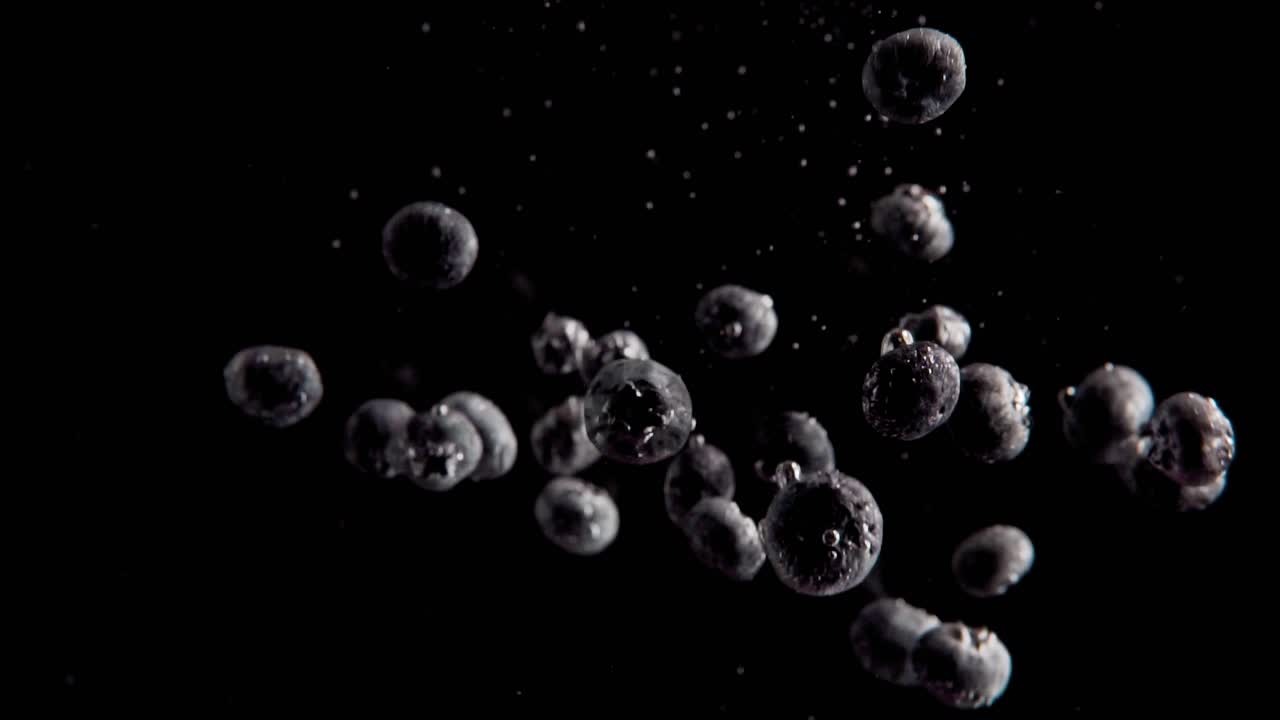 물속으로 떨어지는 건포도 슈퍼 슬로모션, 검은색 배경, 많은 기포, 4k240fps
