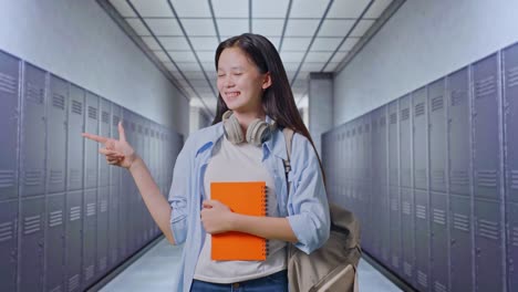 estudiante en el pasillo de la escuela