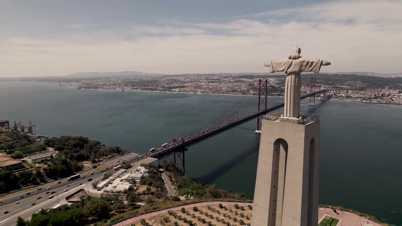 Drone che sorvola il sacro santuario del Cristo Re rivela il bellissimo fiume Tago tra Almada e Lisbona