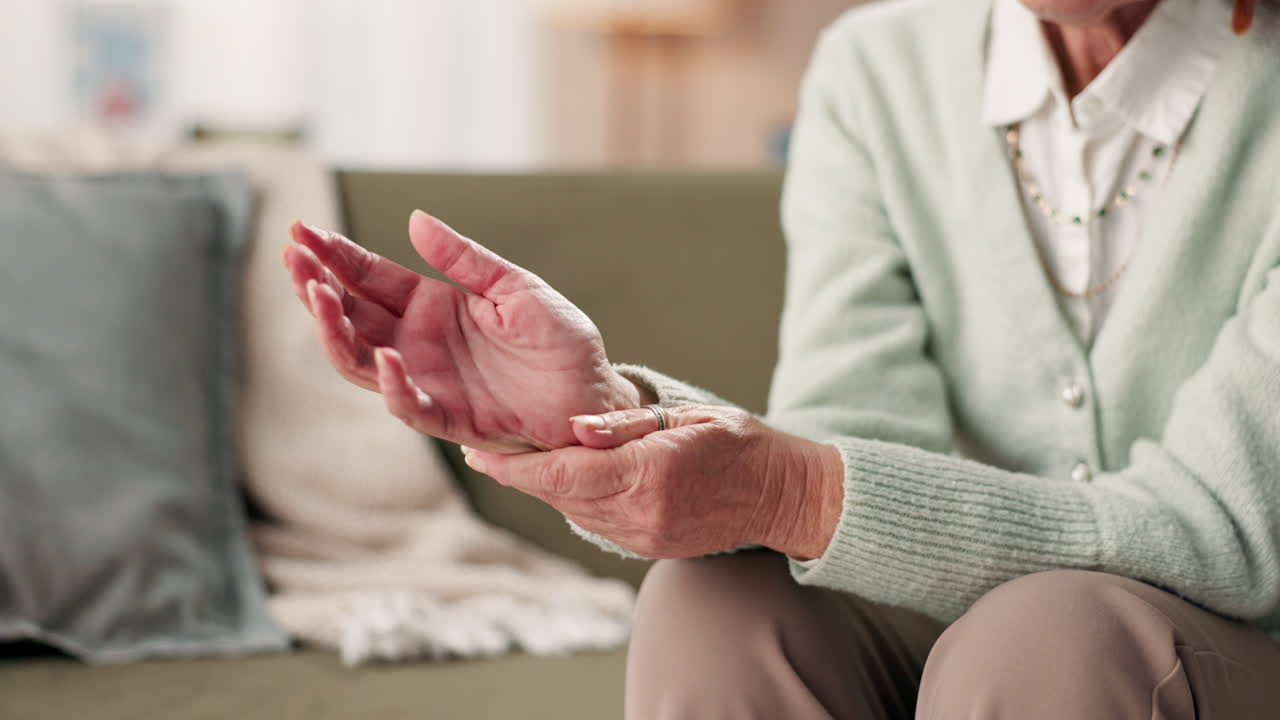 손목 통증에 시달리는 고령 여성