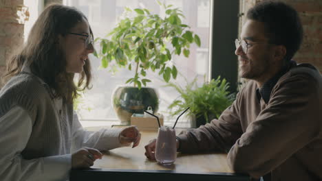 couple enjoying a smoothie date