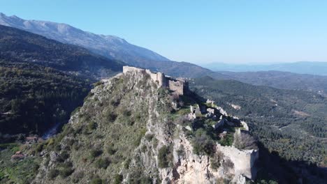 experimente la antigua belleza de un castillo medieval desde una perspectiva diferente con este fascinante video aéreo | vista aérea de las ruinas del castillo medieval en mystras, peloponeso, grecia | 4k