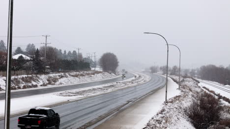 Schneebedeckte-Reisen-Entlang-Des-Highway-1-In-Kamloops