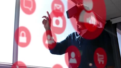 animación de iconos de las redes sociales sobre un hombre caucásico que usa auriculares vr
