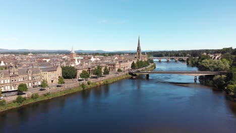 Vista-Aérea-Sobre-El-Río-Tay-Y-La-Ciudad-De-Perth