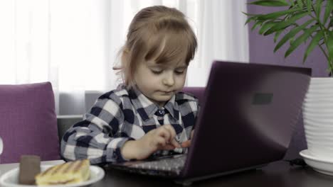 Niña-Aprendiendo-Lecciones-En-Línea-Usando-Una-Computadora-Portátil-Digital.-Educación-A-Distancia