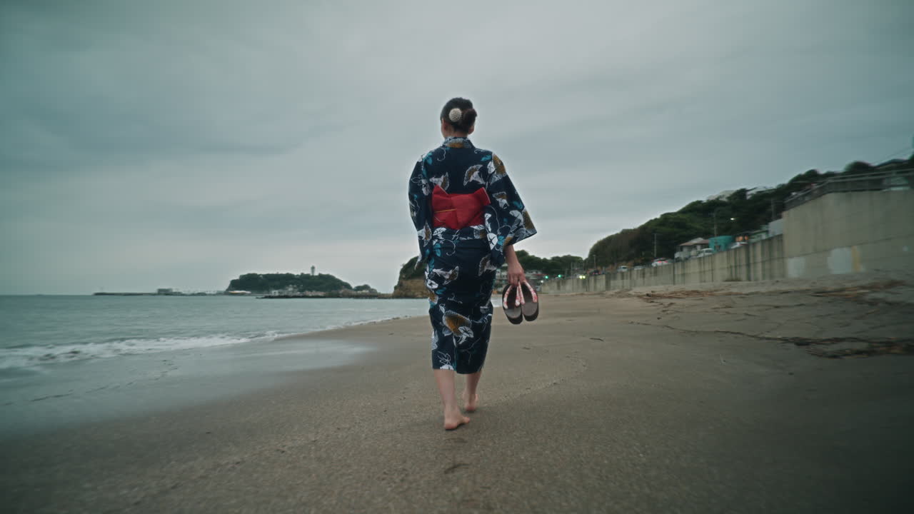 Kimono Giyen Kadın Sahilde Yürüyor