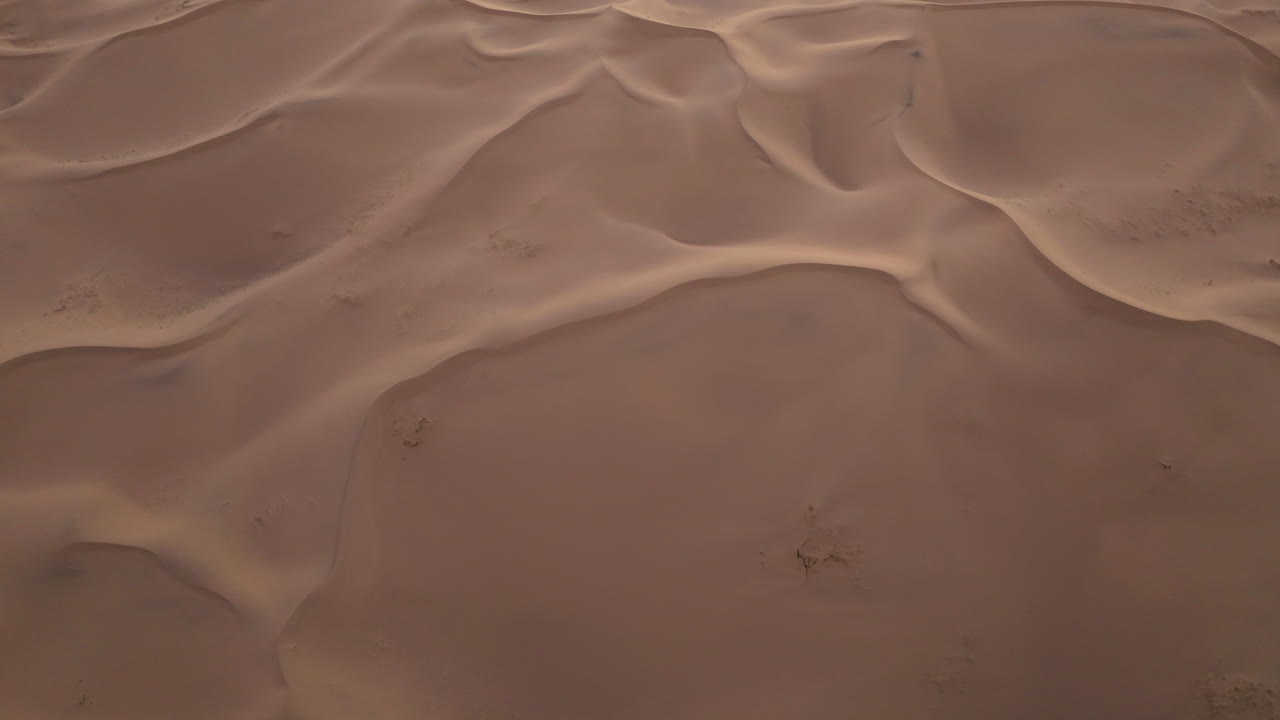 dunas de arena del desierto de gobi en mongolia al amanecer - toma aérea de un avión no tripulado