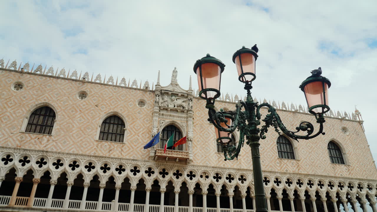 총독의 궁전과 베니스의 가로등 기둥