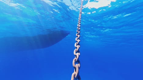 movimiento lento pov de un buzo subiendo a un ancla de barco