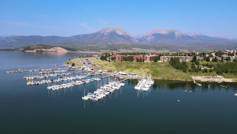 4K-Luftaufnahmen-Von-Drohnen-über-Dem-Bootshafen-Am-Lake-Dillon-Reservoir-In-Der-Nähe-Von-Silverthorne-Keystone-Colorado-In-Den-Rocky-Mountains