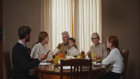 selfie de la cena familiar de las vacaciones