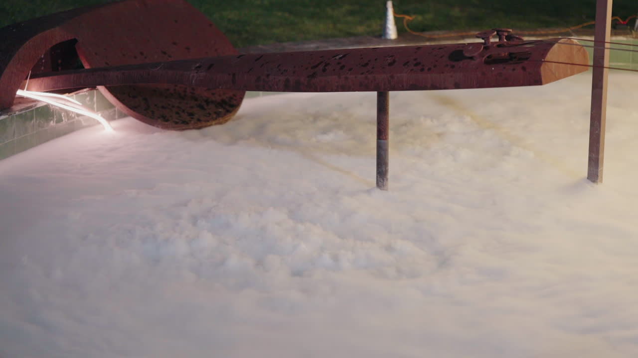 극적인 건조 얼음 효과는 산업적인 질감으로 물 위에 안개를 만니다.