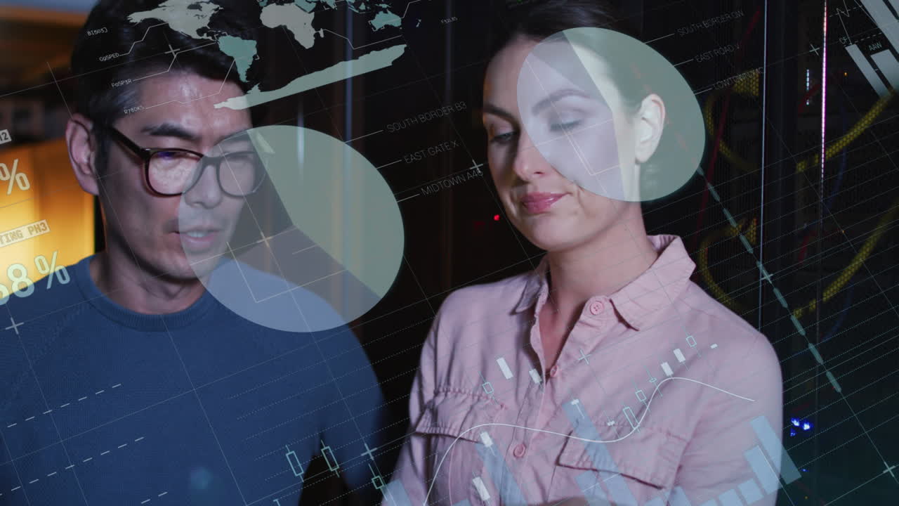 animación del procesamiento de datos, diversos ingenieros de ti masculinos y femeninos con tabletas por servidores de computadoras