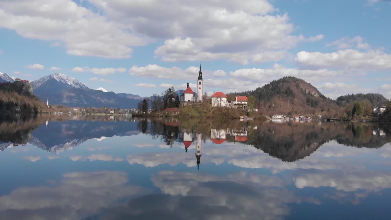 Avvicinamento all'isola di Bled nel mezzo del lago con drone