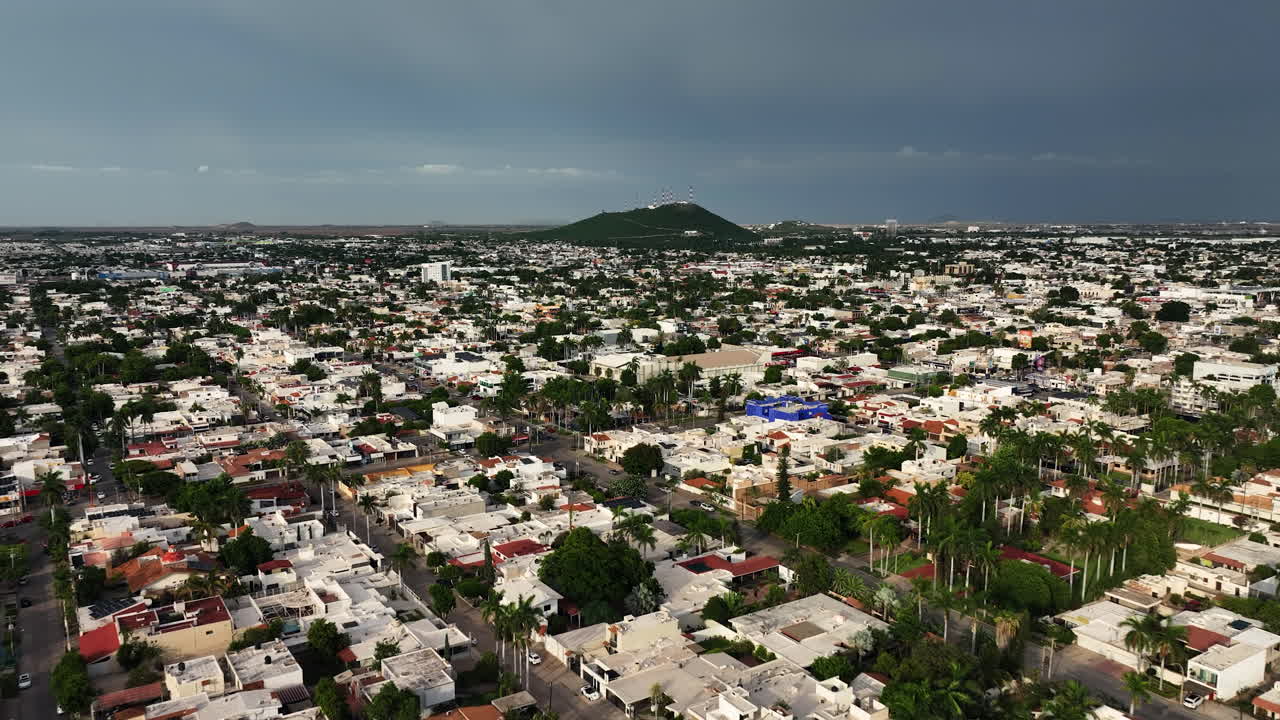 Sorvolo di droni sul paesaggio urbano della città di Los Mochis, giornata di sole a Sinaloa, Messico