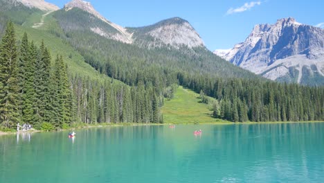 Sommer-Klarer-Blauer-Seeblick-Smaragdsee-Mit-Menschen,-Die-Im-See-Kanufahren,-Und-Wunderschöne-Bergkette-Mit-Klarem-Blauem-Himmel-Im-Sommerurlaub-Im-Yoho-banff-nationalpark,-Alberta,-Kanada