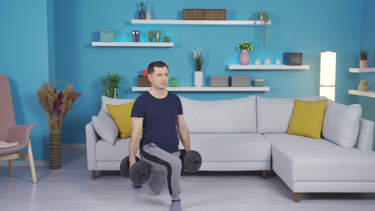 성숙한 스포츠맨 남자가 집에서 장비를 사용하여 운동합니다.