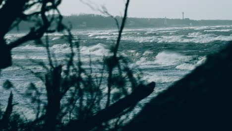 Riesige-Wellen-Auf-Der-Ostsee-Bei-Sturm-In-Zeitlupe