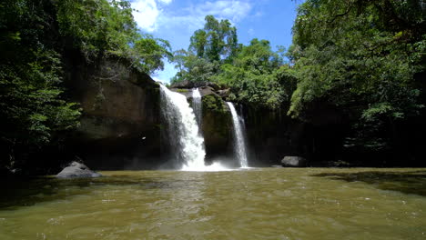 Cascada-Haew-Su-Wat-En-El-Parque-Nacional-Khao-Yai,-Tailandia