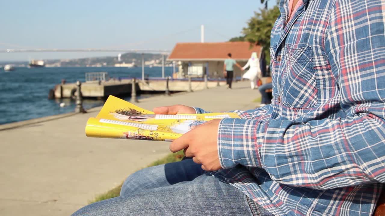 바 ⁇ 가 공원 에서 잡지 를 읽는 것