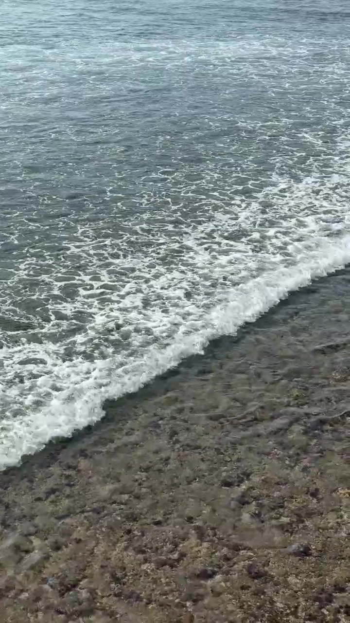 Dolci onde dell'oceano che si infrangono su una costa rocciosa