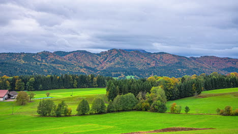 Imágenes-En-Timelapse-De-Las-Nubes-Moviéndose-Sobre-Los-Picos-De-Las-Altas-Montañas-Y-El-Paisaje-Verde-En-El-Valle