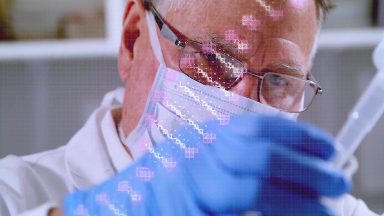 Animazione di una doppia elica di DNA su uno scienziato maschio caucasico che preleva un campione.