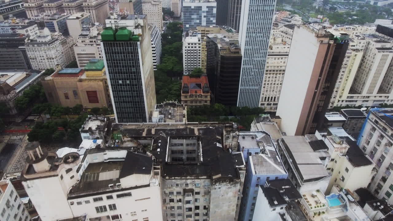 Vista aérea avanzando hacia densos rascacielos y tejados urbanos de Río