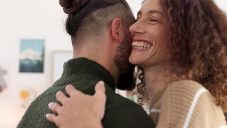 pareja joven, bailar y sonreír por amor
