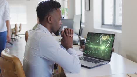 Video-De-Un-Hombre-Afroamericano-Trabajando-En-Una-Computadora-Portátil-Con-Dinero-Criptográfico-En-La-Pantalla