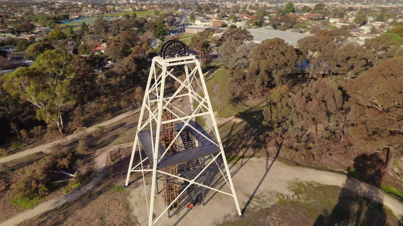 Ripresa con drone in orbita del castello di estrazione della Riserva Mineraria di Victoria Hill a Bendigo.