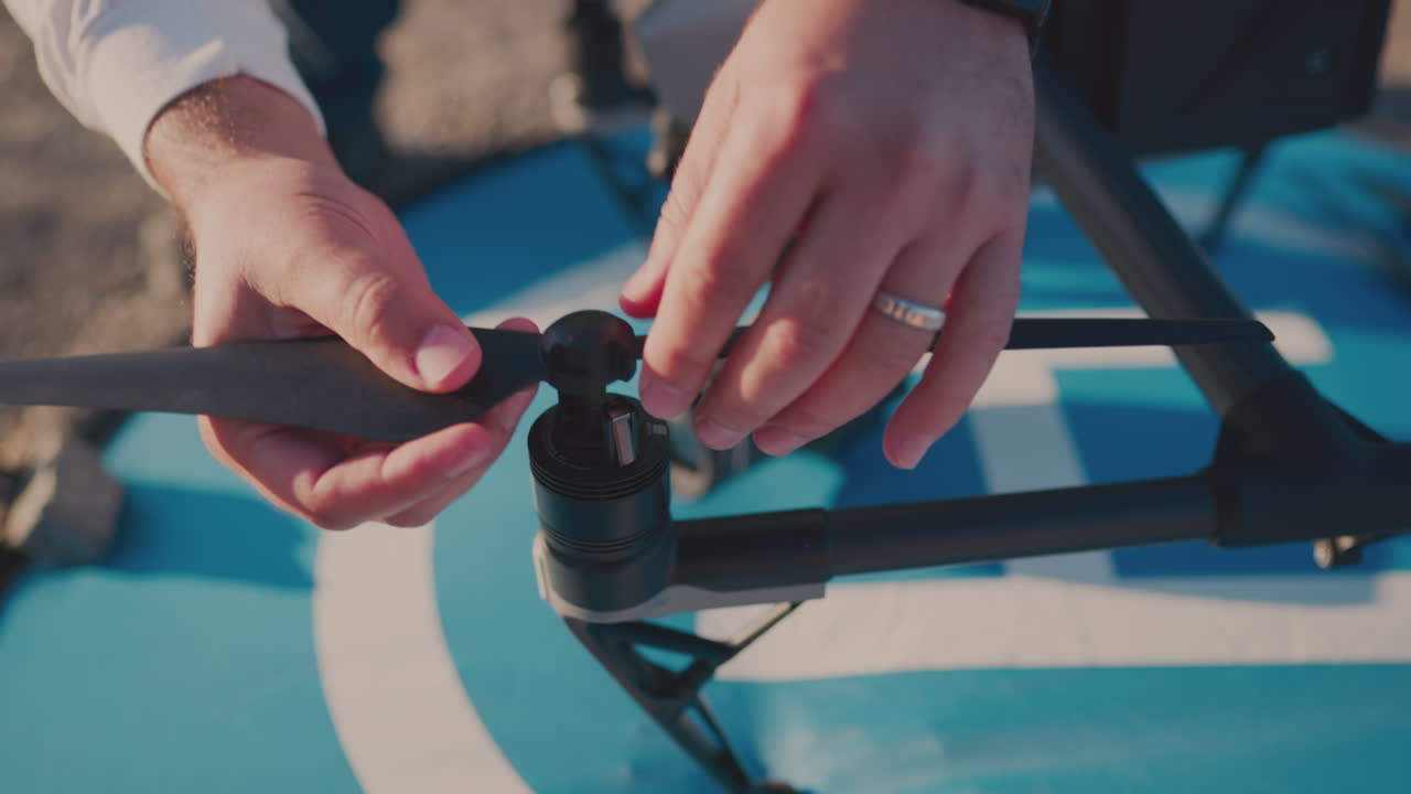 무인 항공기에 연결된 프로펠러 외부의 남자