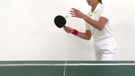 mujer sirviendo en ping pong