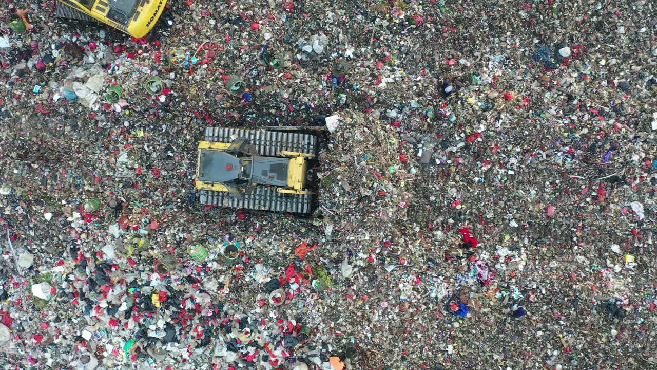 vertedero con maquinaria