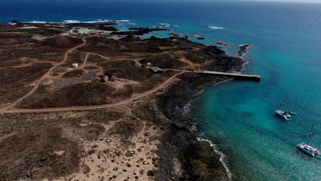 fantastica toma aerea de la isla de los lobos donde se ve el pequeño puerto de la isla