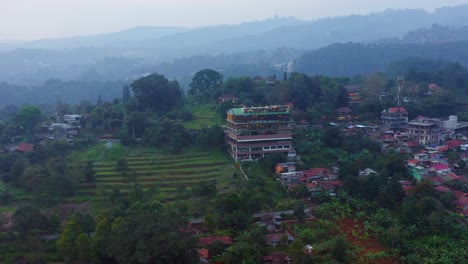 Malerischer-Blick-Auf-Eine-Von-Naturlandschaft-Umgebene-Stadt-In-Bandung,-Indonesien