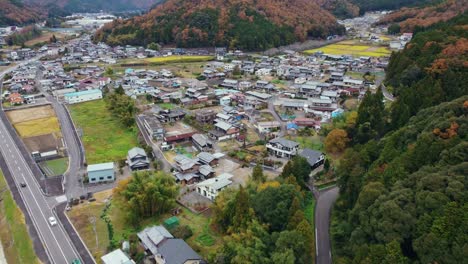 Dron-Aéreo-Revela-Ciudad-Rural-Japonesa-En-Gifu-Japón