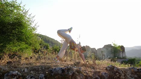 Frau-Macht-Yoga,-Streckt-Sich-In-Einem-Natürlichen-Raum