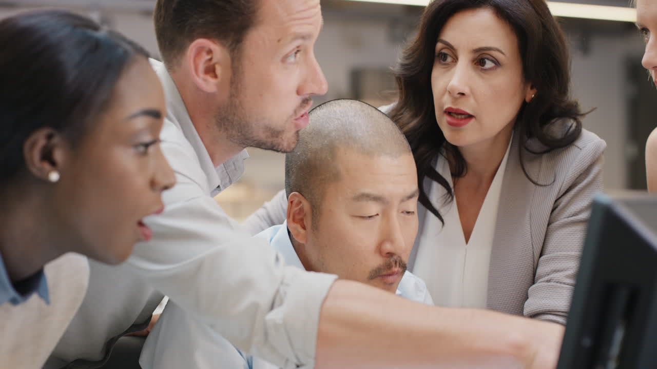 창의적인 비즈니스 팀이 현대적인 사무실에서 늦은 밤에 일하는 행복한 사람들을 만나고 다양한 성별 그룹에서 컴퓨터 터치 스크린을 사용하여 전략을 논의합니다.